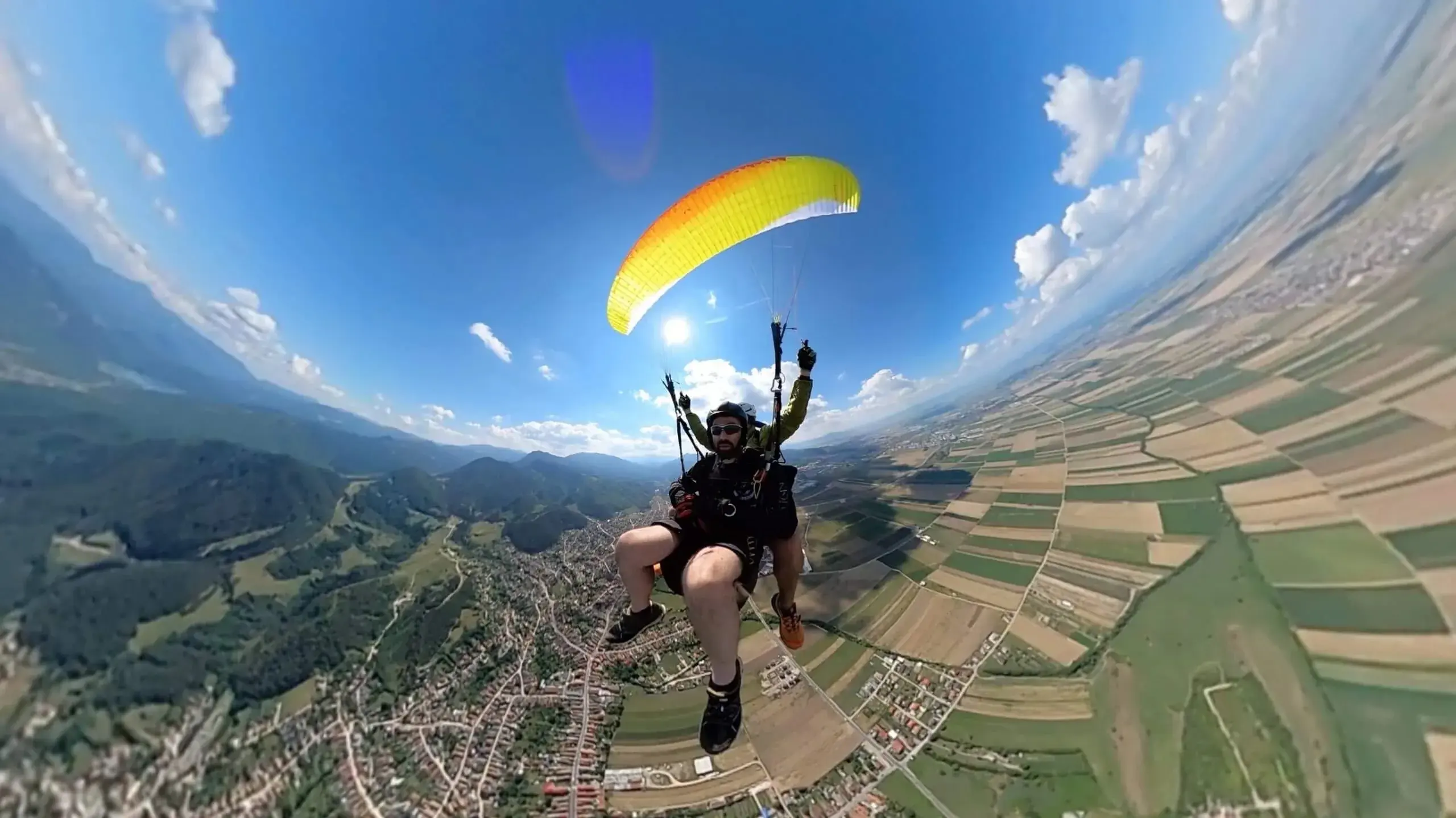 Parapantă deasupra câmpurilor din Țara Bârsei, vara