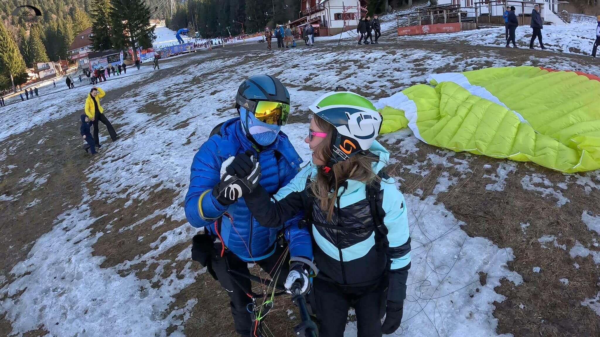 Îmbrățișare după aterizare, la baza pârtiei