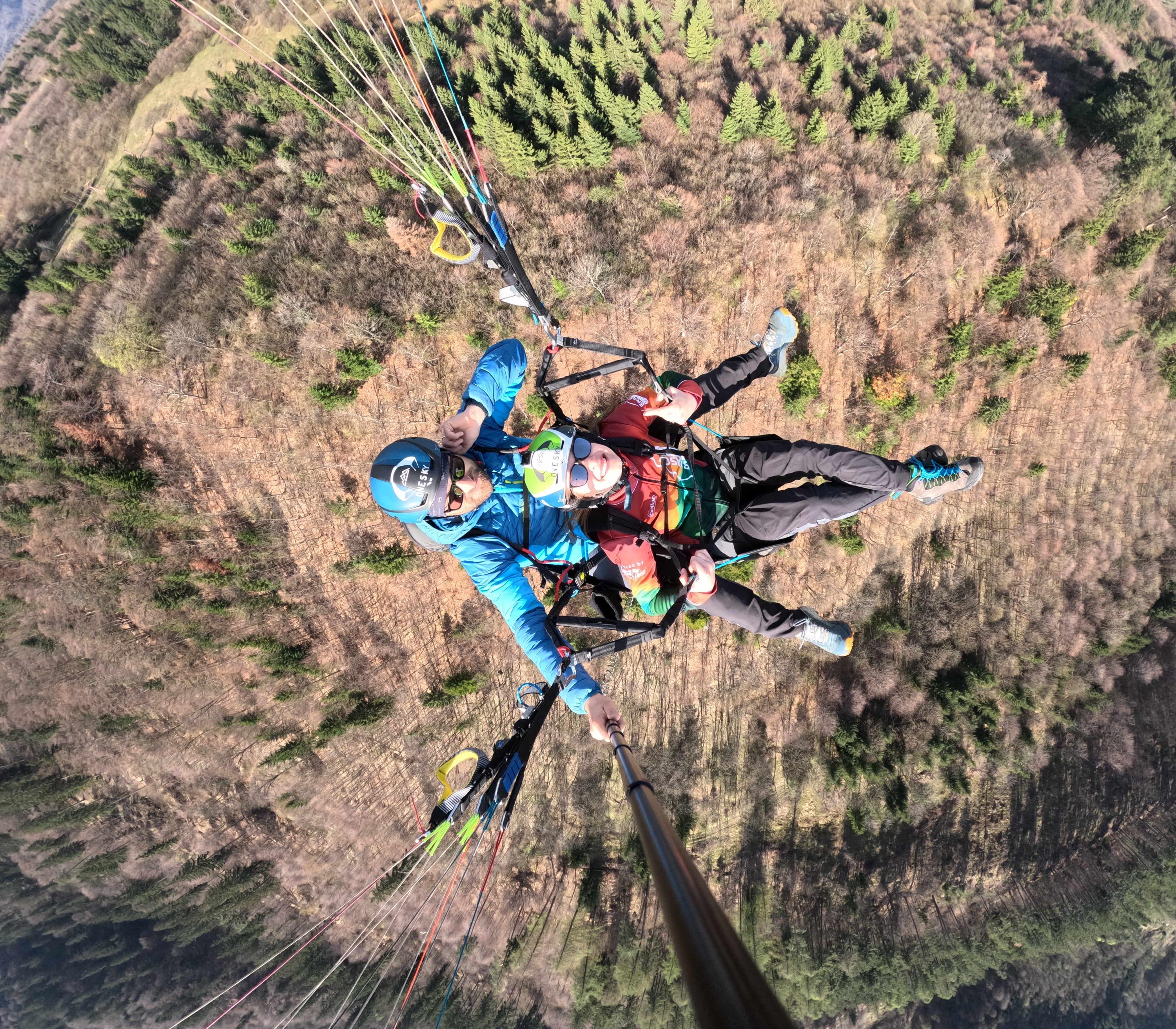 Tandem văzut de sus, deasupra pădurii de toamnă