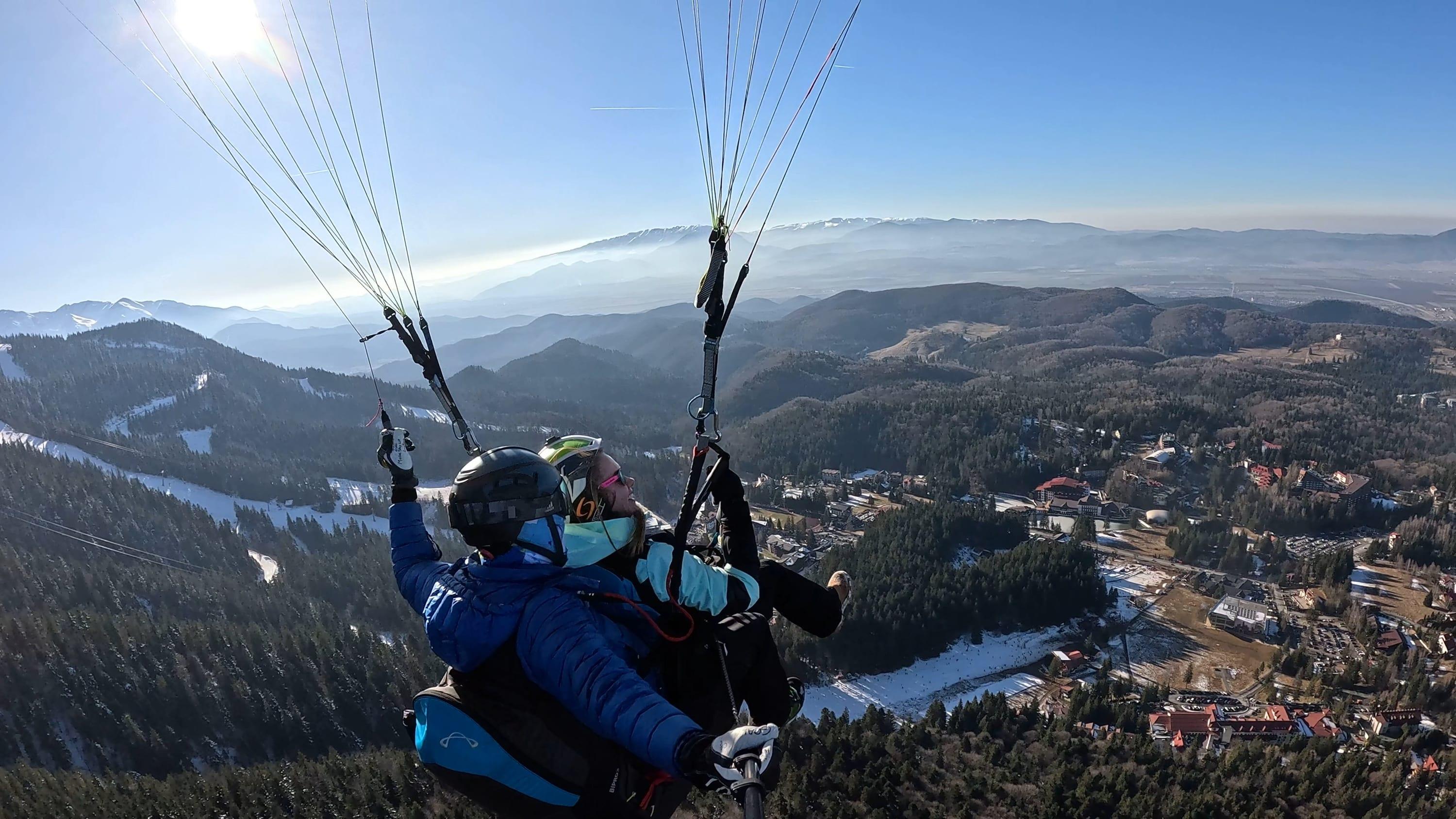 Zbor în tandem iarna, cu Poiana Brașov și munții la orizont