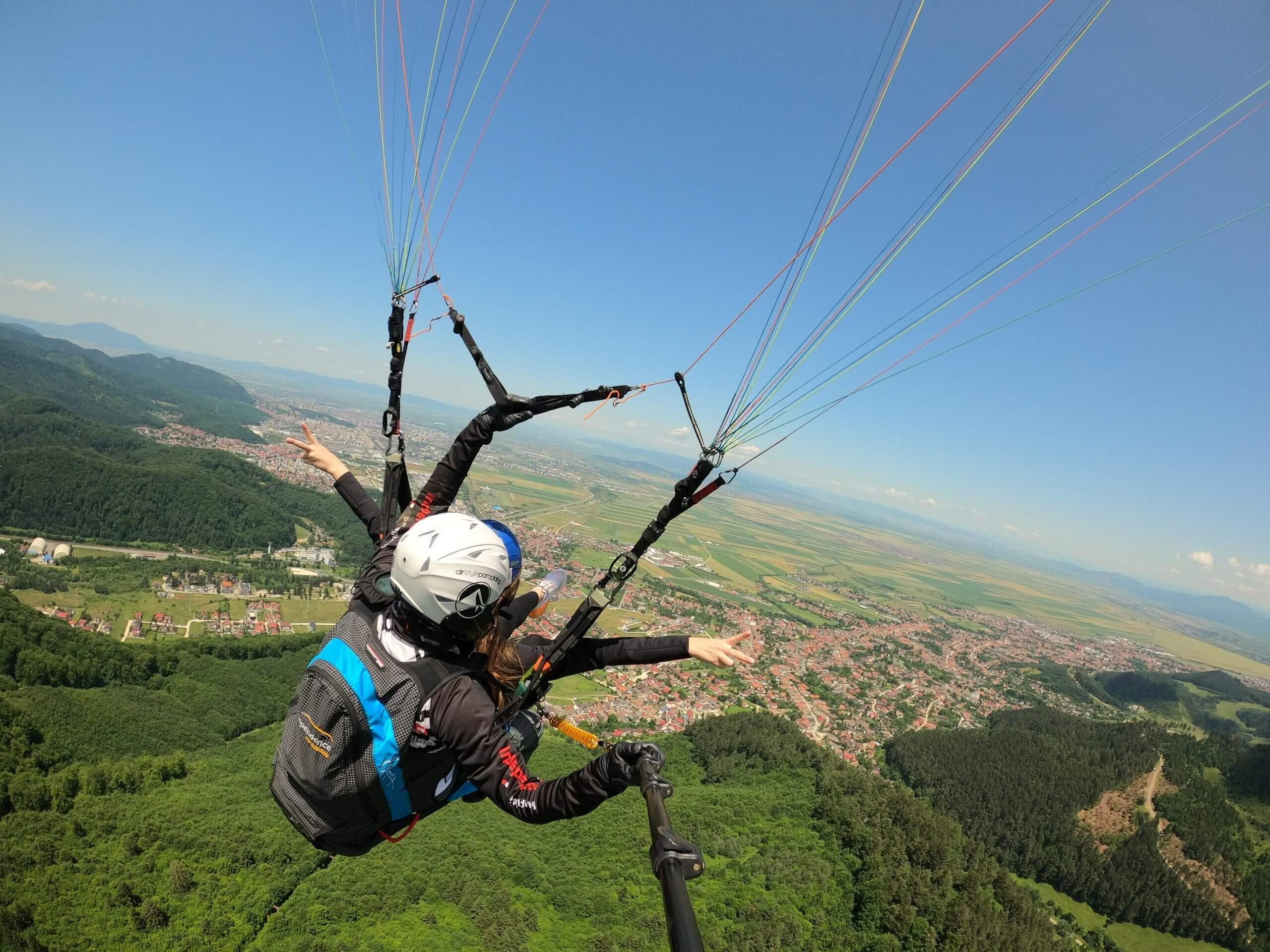 Tandem deasupra Țării Bârsei, cu orașul întins la orizont