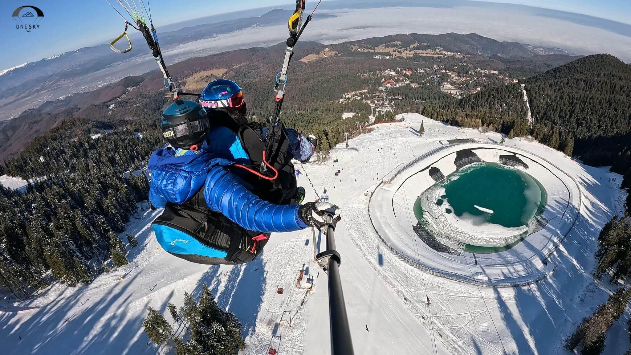 Zbor în tandem deasupra lacului de lângă vârful Postăvaru, iarna