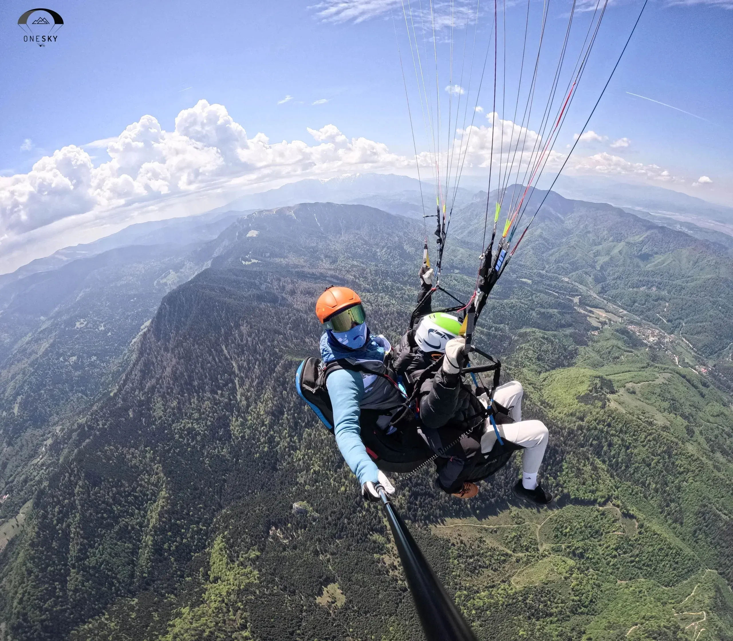 Selfie din zbor în tandem deasupra abruptului Piatra Mare, vara