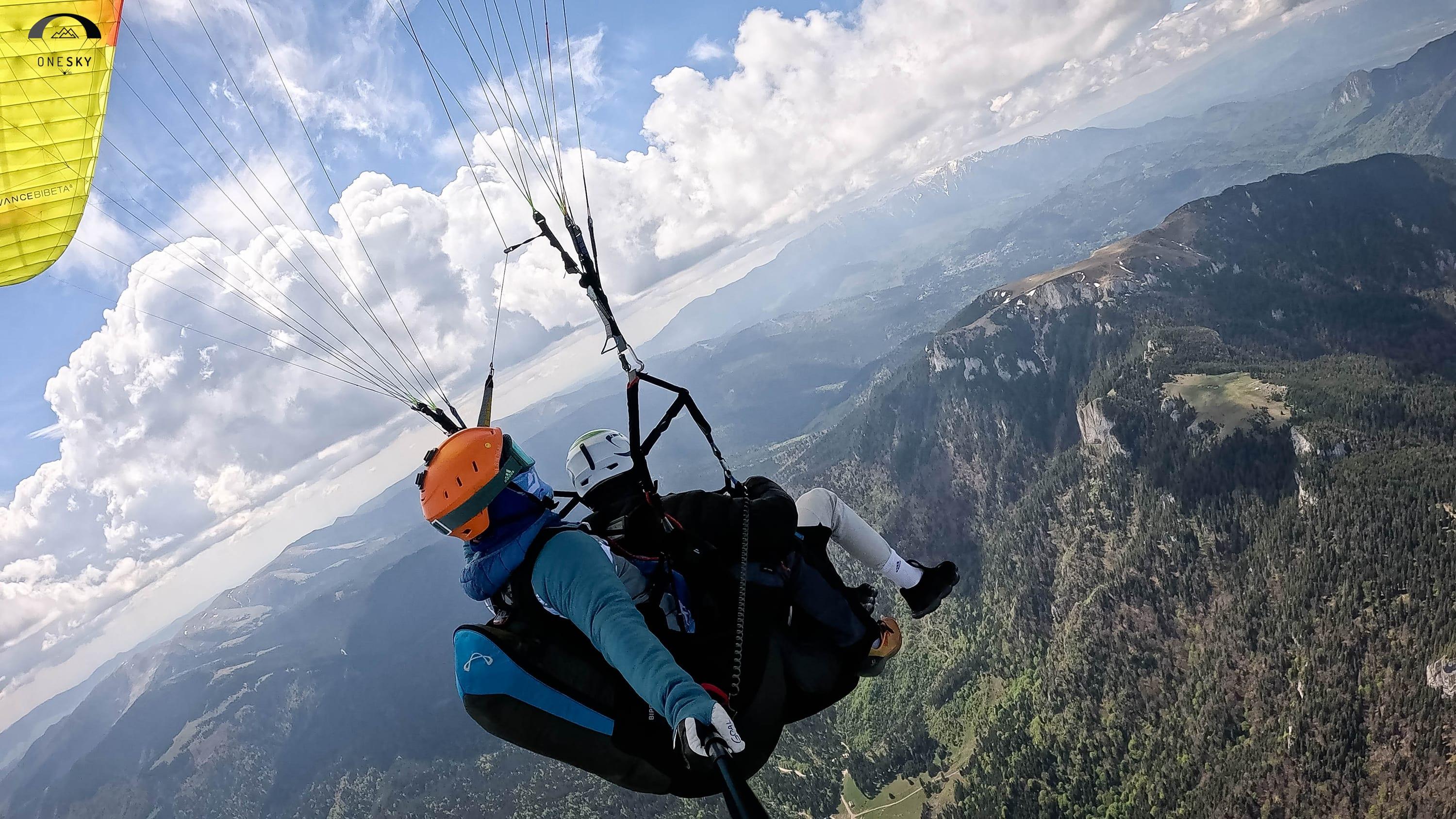 Zbor în tandem cu parapanta deasupra Masivului Piatra Mare, vara