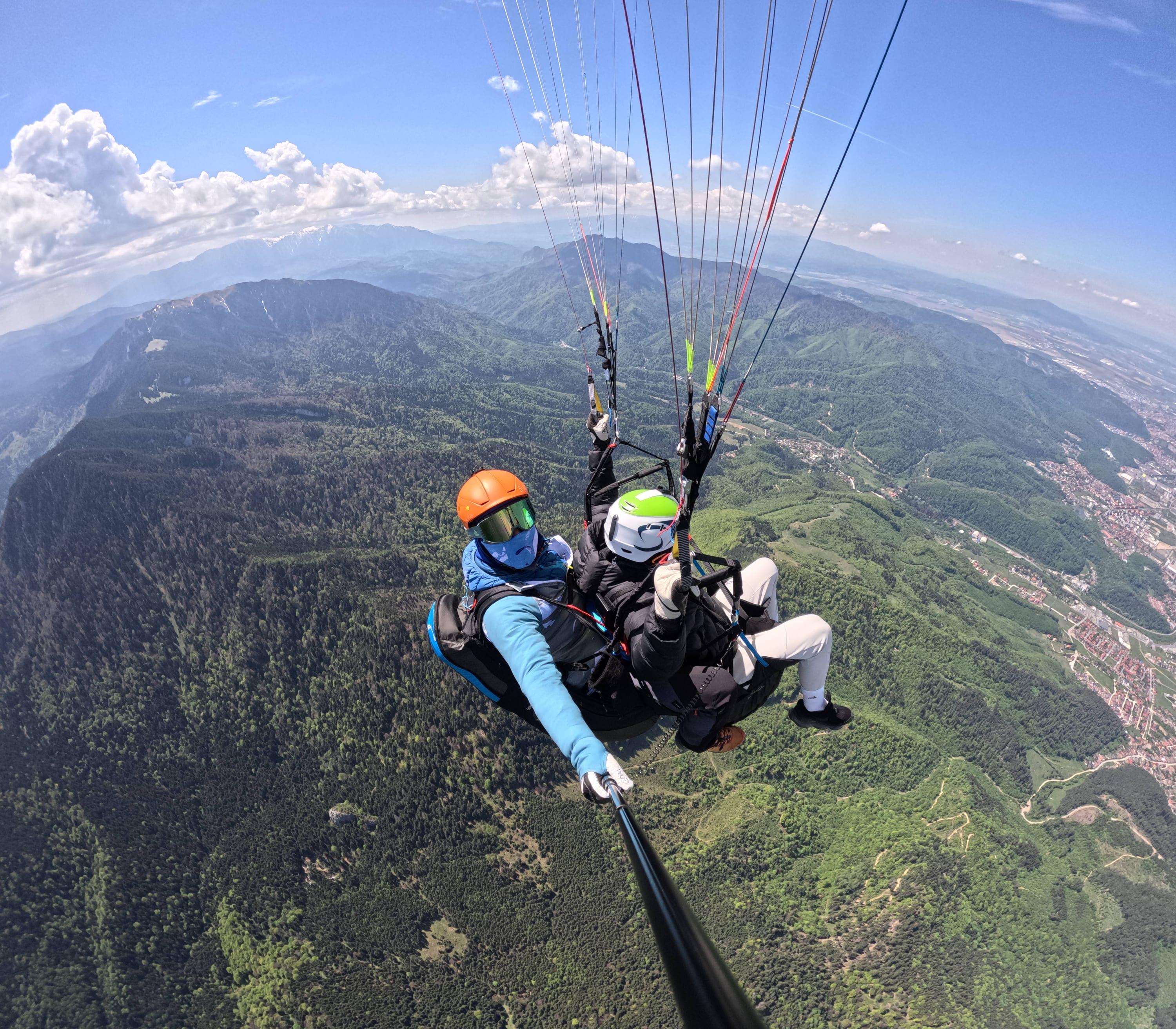 Selfie din zbor în tandem, cu Brașovul în depărtare