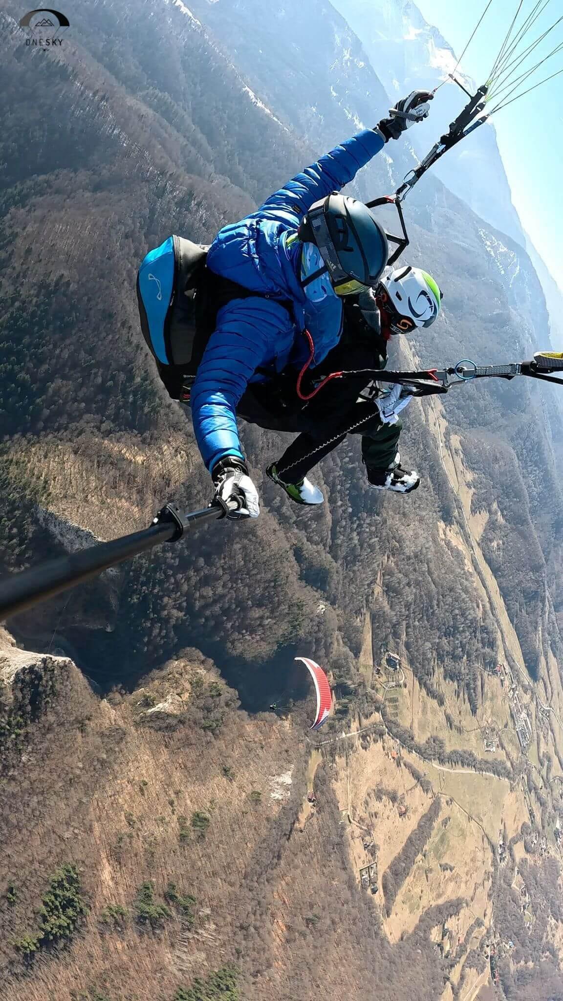 Selfie din zbor în tandem, iarna, deasupra pădurii ninse