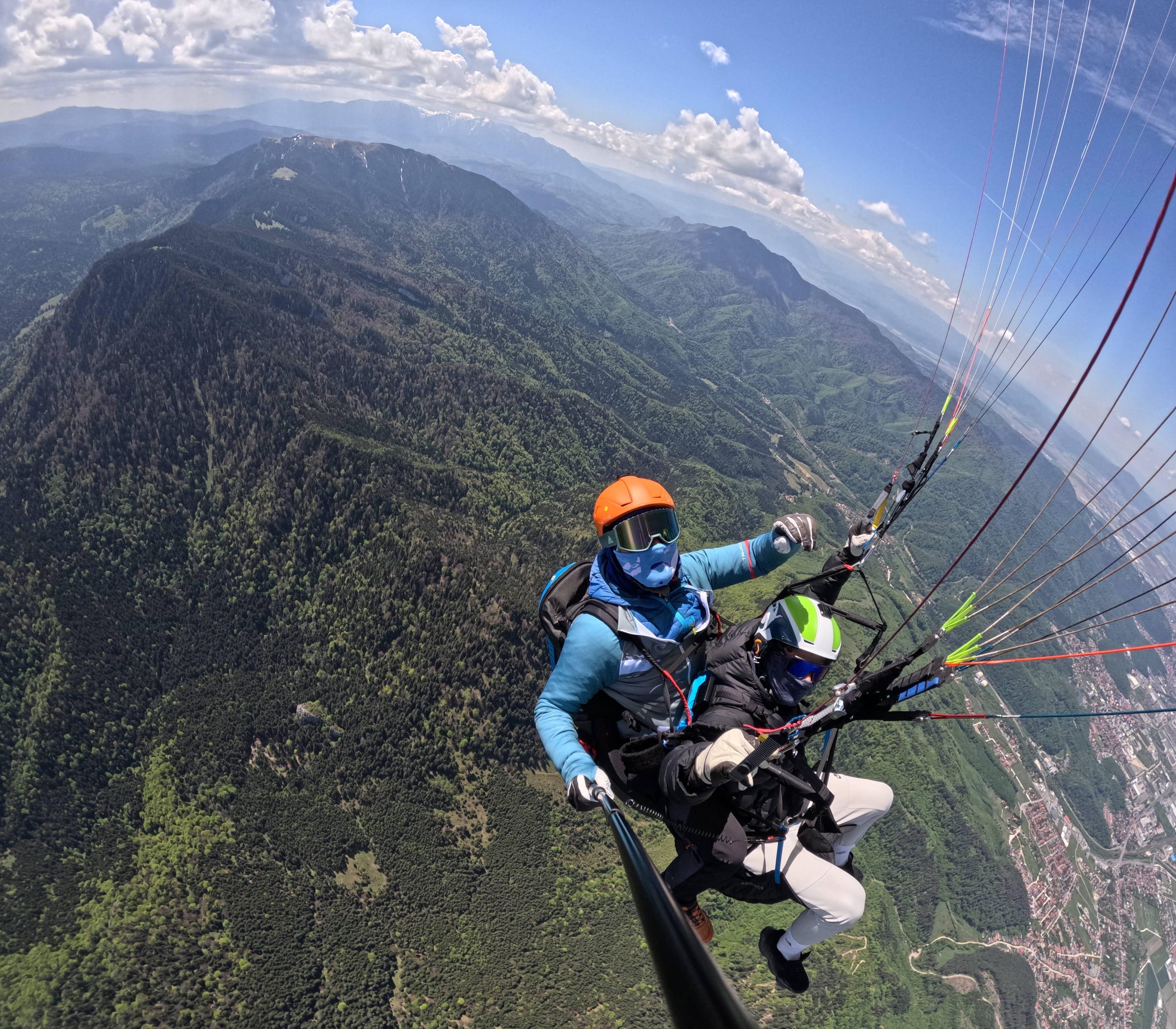 Selfie din zbor în tandem deasupra pădurilor Postăvarului, vara