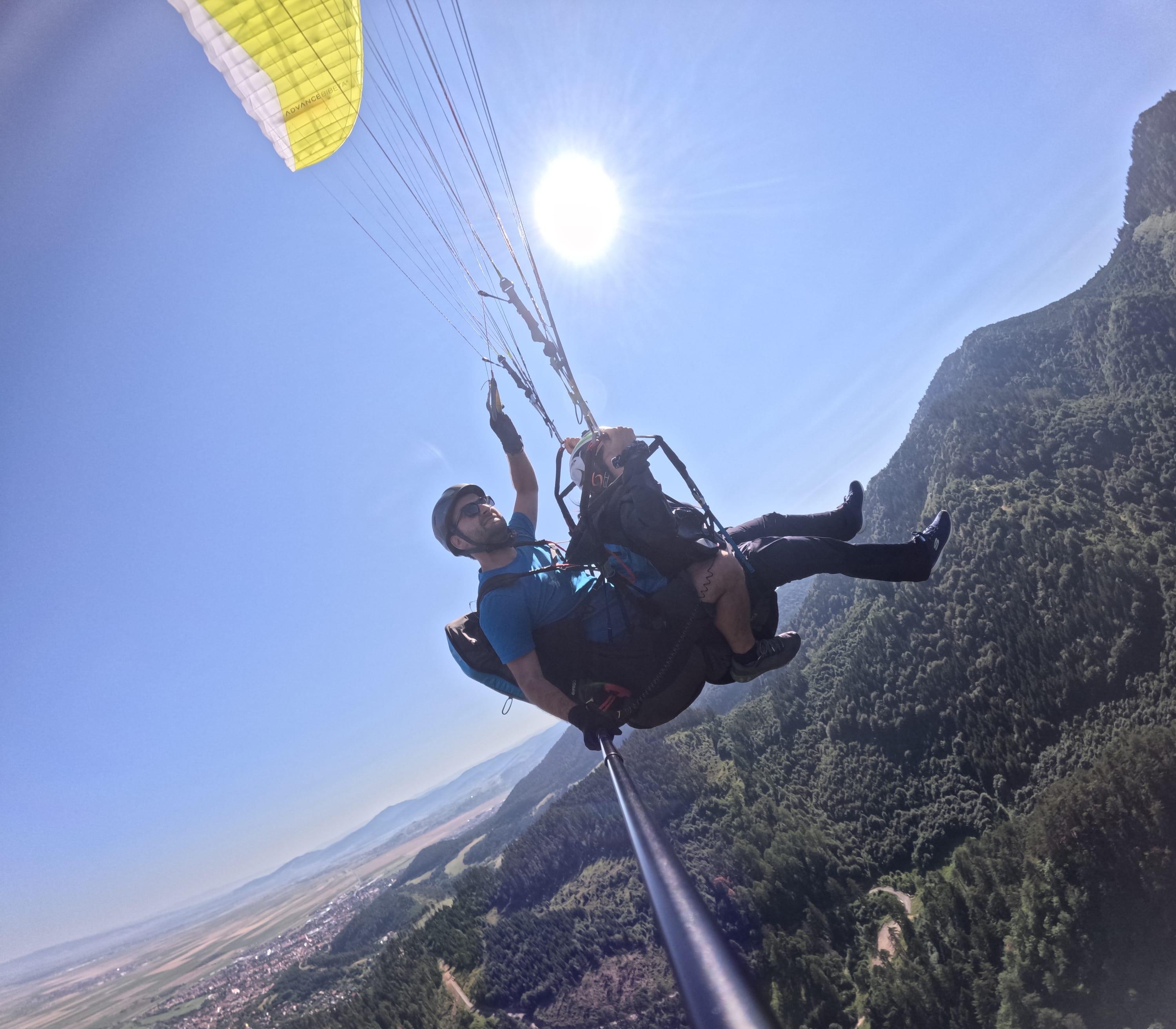 Selfie din zbor în tandem deasupra văii, într-o zi însorită de vară