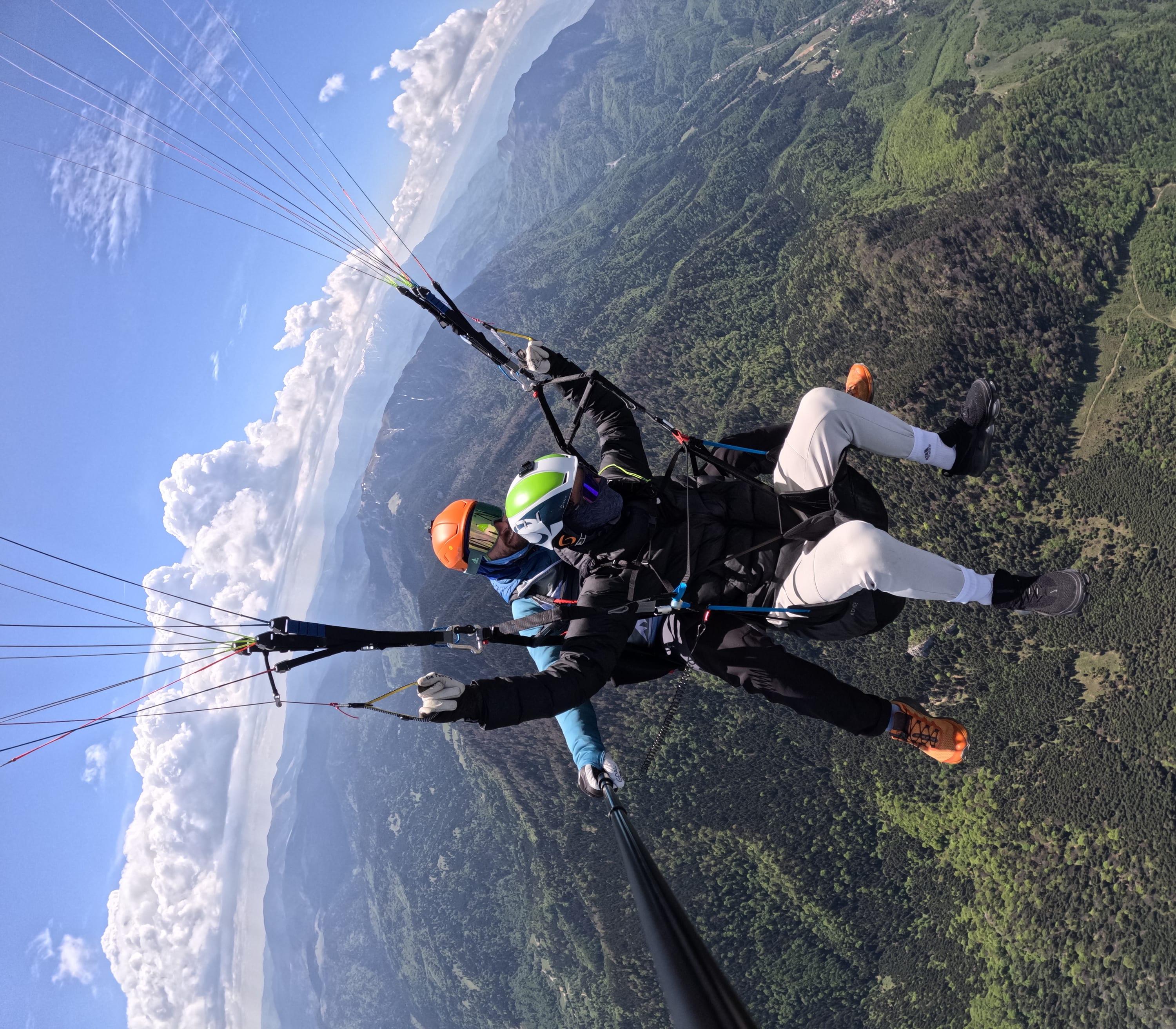 Selfie din zbor în tandem, vara, deasupra dealurilor verzi